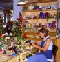 Im Jahr 2002 fand die Schauwerkstatt Deutsche Kunstblume ihr neues Domizil in der ehemaligen Lampenfabrik. Hier können die Besucher die alte Kunst des Blumenmachens erleben.